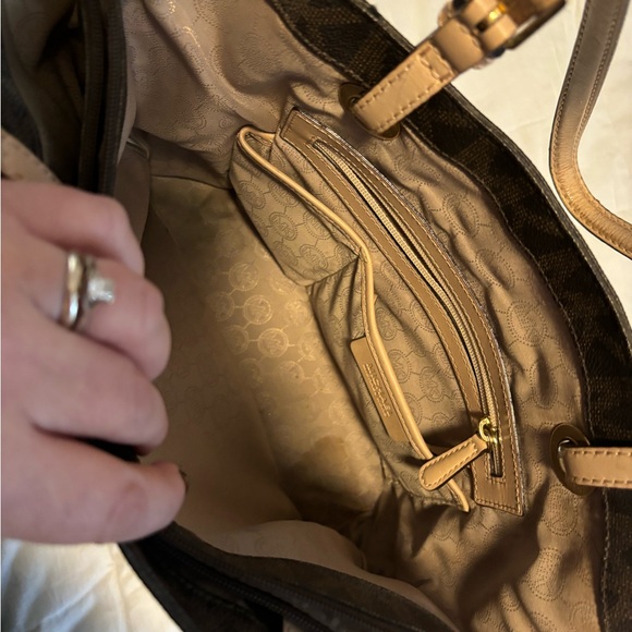 Michael Kors Signature Jet Set East West Top Zip Tote with matching wallet - Picture 5 of 10